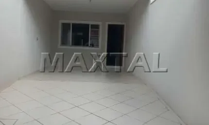 Casa assobradada de 216m², 3 quartos, 3 suítes, 1 closet, sala, cozinha, lavabo e 2 vagas.