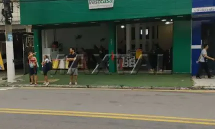 Casa Comercial Salão principal: 296 m² de área livre, proporcionando um ambiente versátil