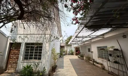 Sobrado, 2 quartos, sala, cozinha, banheiro. Casa Térrea ,1 quarto, sala, cozinha e 9 vagas.