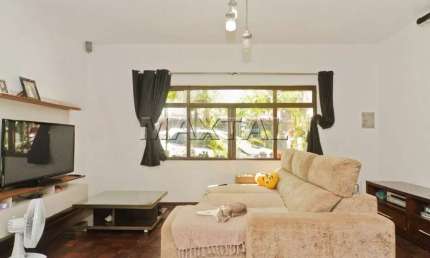 Casa à venda de 121m², com 3 dormitórios, quintal e 2 vagas de garagem, no imirim.