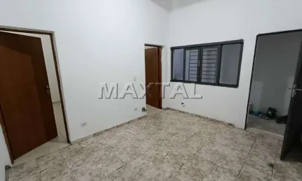 Casa com 70m², 2 dormitórios, sala, cozinha, banheiro e área de serviço.