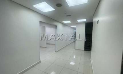 Prédio comercial para locação, de 970m², com 23 salas, 25 vagas e 9 banheiros, em Santana.