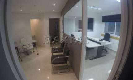 Sala comercial 61m² para alugar na Barra Funda, 2 banheiros e 2 vagas de garagem.
