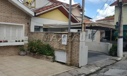 Casa térrea de vila com 2 dormitórios e 2 vagas totalmente reformado, na região da Brás Leme.