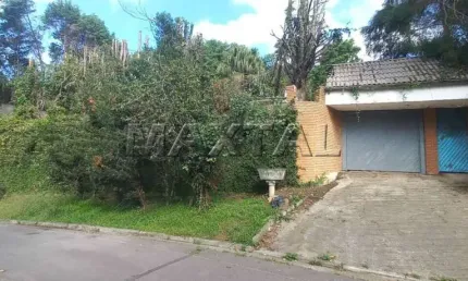 Sobrado em Condominio, Fechado Alpes da Cantareira. Com 4 suítes, lareira, piscina e churrasqueira.