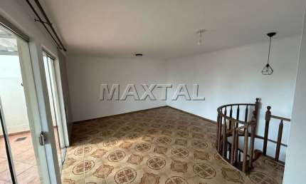 Cobertura iluminada para locação, de 130m², com 2 dormitórios e 2 vagas, em Santana.