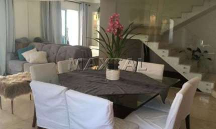 Apartamento Cobertura Duplex, 240m², 3 dormitórios, 3 suítes, sala, cozinha e 3 vagas.