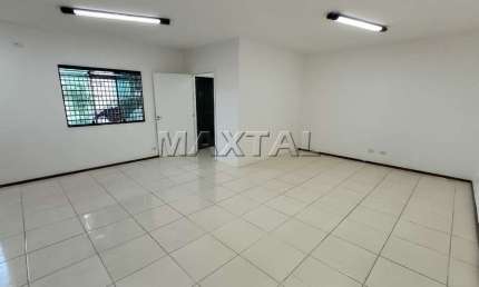 Sala na região comercial da Água Fria, 58m², toda em piso frio, 2 banheiros.