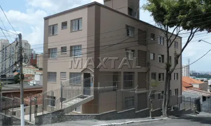 Apartamento em Santana com 2 dormitórios, sala, cozinha, banheiro e vaga de garagem.
