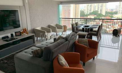Apartamento de 93m², com 2 dormitórios sendo ambos suítes, 2 vagas e varanda, em Santana.