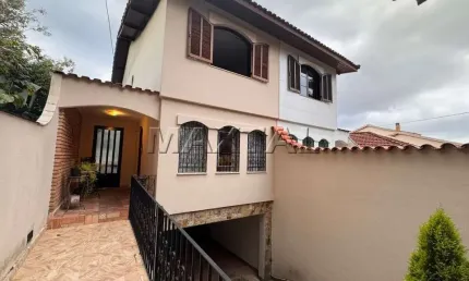 Sobrado à venda na vila irmãos arnoni, com 3 dormitórios, sendo 1 suíte e com 4 vagas.