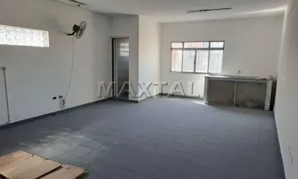Sala comercial para locação de 60m², com banheiro individual. a 100 metros da Av. Engenheiro.
