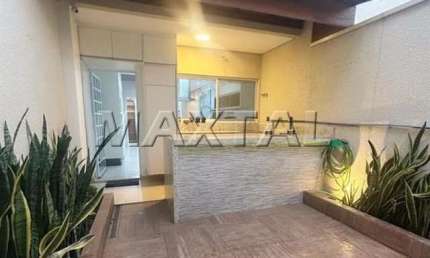 Sobrado à  venda de 171m², com 3 dormitórios e 2 vagas e portão automático, na Água Fria.