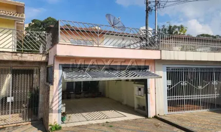 Sobrado espaçoso com 3 dormitórios, 4 banheiros e 2 vagas