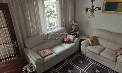 Sobrado com 120m², 2 dormitórios, sala ampla, cozinha, quintal e 2 vagas.