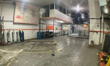 Galpão Comercial com Mezanino e Banheiros, de 300m² na Zona Norte.