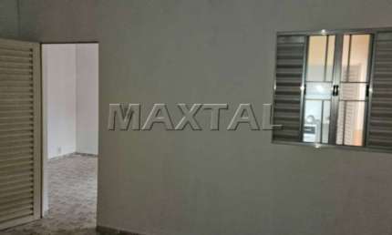 Casa de fundos para locação de 70m², com 2 quartos e vaga na Vila Romero.