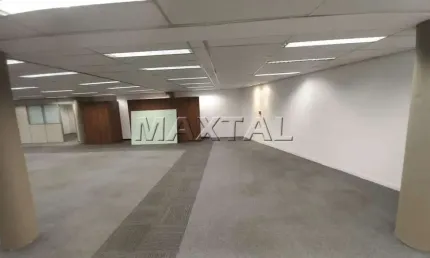 Prédio comercial na região comercial da Avenida Braz Leme, com 2.300m² de área útil, 4 pisos, eleva