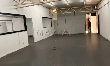 Galpão para locação de 620m², com 8 banheiros, pé direito 7 metros, na região da Vila Guilherme.