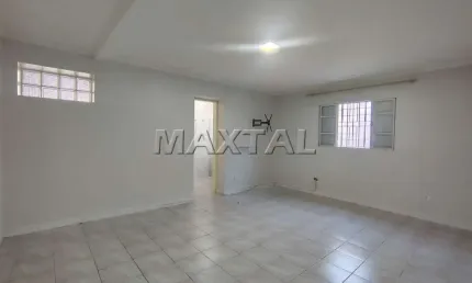Casa térrea para locação, com 2 dormitórios sendo uma suíte, no Chora Menino.