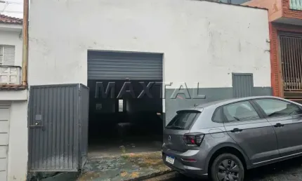 Galpão para locação de 240m², com 2 banheiros, na Vila Medeiros.
