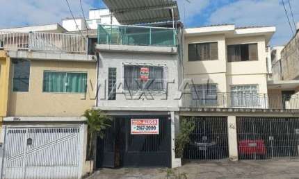 Sobrado para locação na Rua Paulo Avelar com 2 quartos, 2 salas, 3 banheiros  1 vaga de garagem