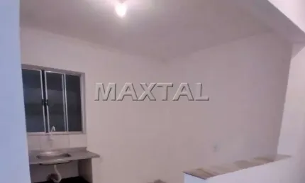 Casa para locação com quarto e cozinha, um banheiro e lavanderia individual.