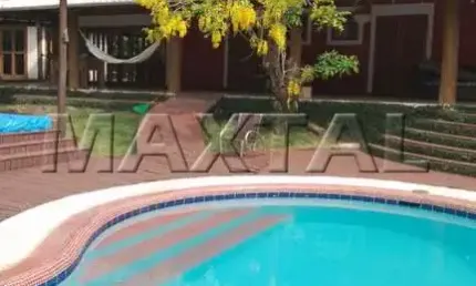 Casa à venda em Ilhabella, de 500m², com 5 dormitórios, 7 vagas e piscina natural.