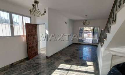 Sobrado residencial ou comerciais 250m², 5 dormitórios, sala ampla, cozinha planejada e 2 vagas.