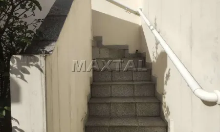 Sobrado em Santana de 90m² 3 dormitórios, 1 vaga, quintal e garagem coberta.