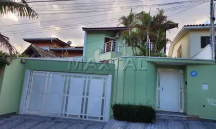 Casa à venda no Tremembé 382m², 4 quartos, 6 banheiro, 5 vagas de carros, piscina e churrasqueira.