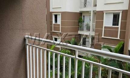 Apartamento com 2 quartos, sendo 1 suite, sala para 2 ambientes e varanda, na Vila Nivi.