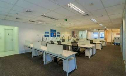 Sala comercial mobiliada para locação no Butantã de 592 m² e 24 vagas.