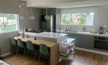 Casa 220m² para alugar no Tremembé, 3 quartos sendo 1 suite, 3 banheiros, 2 vagas e piscina.