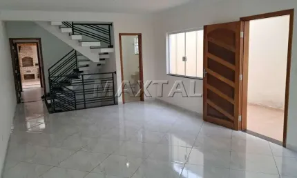 Sobrado novo, 200m², 3 dormitórios, 3 suítes, sala dois ambientes, churrasqueira e 5 vagas.