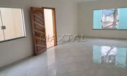 Sobrado novo, 200m², 3 dormitórios, 3 suítes, sala dois ambientes, churrasqueira e 5 vagas.