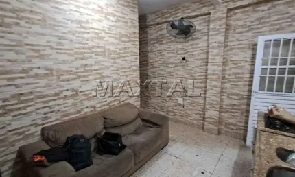 Casa térrea com 66m², 2 dormitórios, cozinha, 1 banheiro, vaga para 1 automóvel.