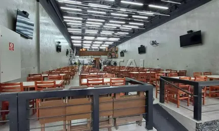 Majestoso restaurante com 250m², todo em piso frio, com 160 lugares, cozinha moderna e funcional.