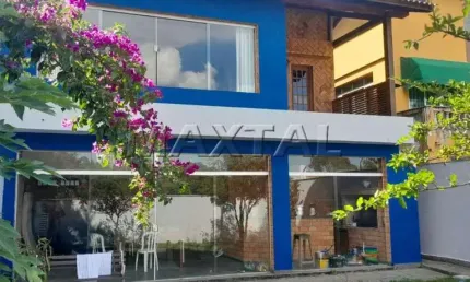 Sobrado para locação de 3 pavimentos, 4 dormitórios, 2 suítes, 4 vagas e churrasqueira, de 367m².