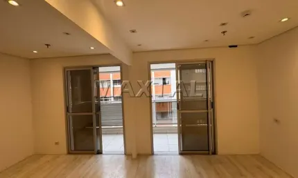 Sala comercial  com sacada em Santana na Rua Dr. César de 40 m², com 1 banheiro e 1 vaga.