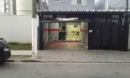 Salão comercial de 160m² com 2 banheiros, vaga de garagem e portão automático.