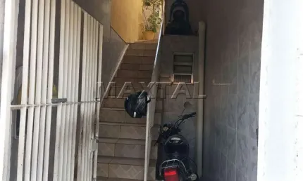 Casa com 200m², sendo 1 casa de frente, 2 fundos, 2 espaços de comércio, área de serviços aberta