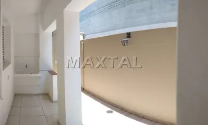 Casa térrea 4 salas, 2 banheiros, 1 depósito e 2 vagas, 90m² em Santana, para Locação.