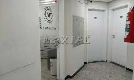 Sala comercial à venda com 39m² 2 banheiros copa e 1 vaga de garagem.