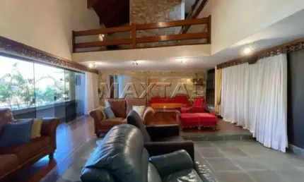 Casa à venda com 04 suítes, 6 vagas de garagem, piscina, churrasqueira e jardim de inverno.