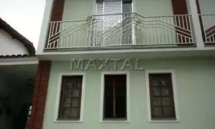 Casa à venda com 3 quartos, 1 suíte com sacada, 4 vagas de garagem e 4 banheiros.