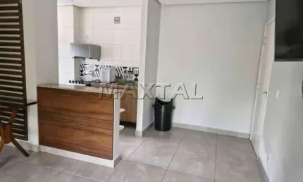 Apartamento 2 quartos, 1 suíte, sala com varanda, área, banheiro e vaga de garagem.