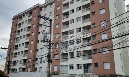 Apartamento todo reformado com 02 quartos, varanda envidraçada 01 vaga e prédio com lazer.