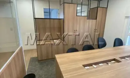 Sala comercial para venda e locação totalmente mobiliada, ar condicionado e com 1 vaga de garagem.