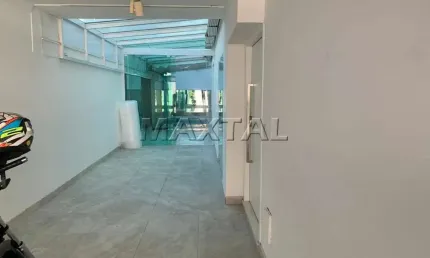 Casa em condomínio com 220m², 3 dormitórios, 3 suítes, 4 banheiros e 2 vagas.